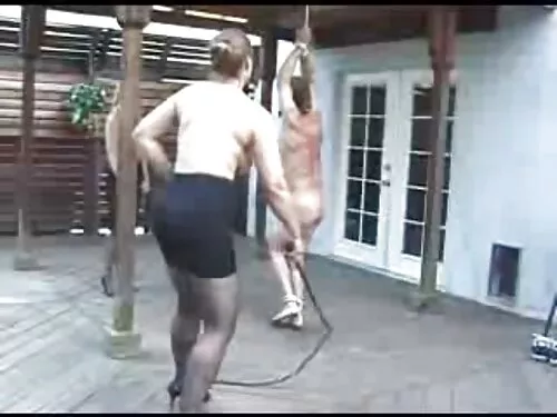 Fată blondă într-o r ...