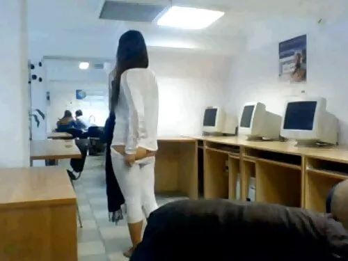 O studentă într-o fu ...