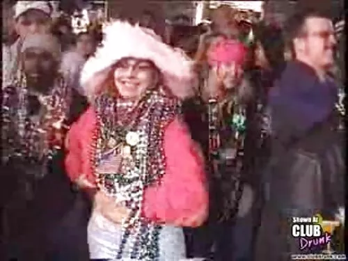 O blondă frumoasă se ...