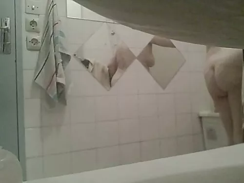 Fata își arată fundu ...
