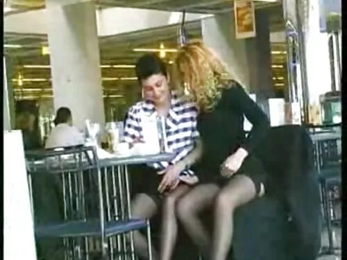 O gimnastă busty est ...